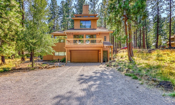 Black Butte Ranch Casa | Dog-friendly home with grill, deck, firepit, balcony, & mountain view