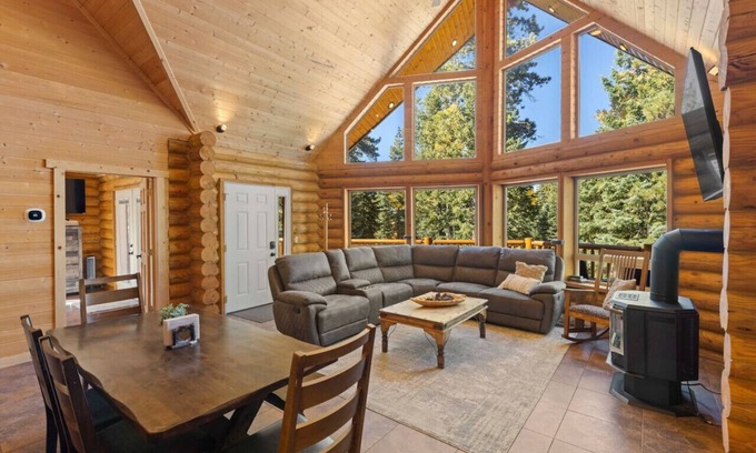 Meadow View Heights Cabina | Dog-friendly log cabin with game room and fire pit