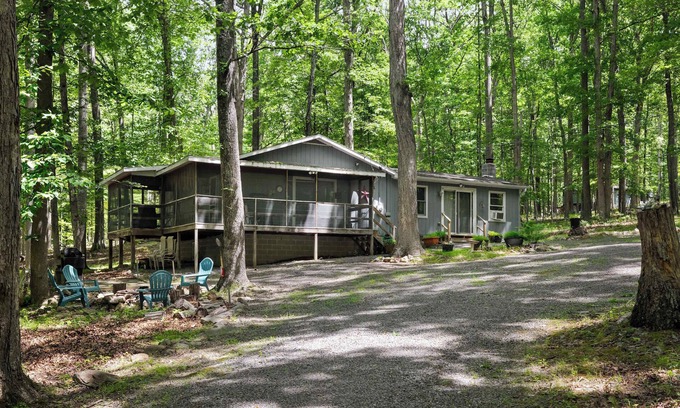 Great Cacapon Chalet De Esquí | Dog-Friendly w Woodstove, Fire Pit & River Access
