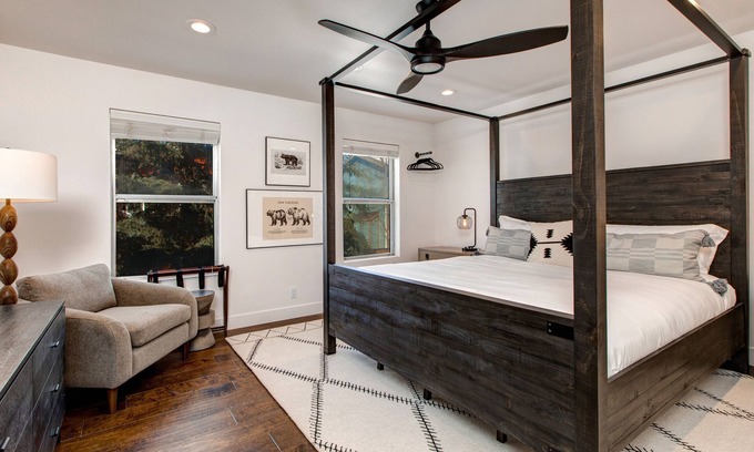South Snyderville Basin Casa | Dog-friendly, walk to Canyons, hot tub, fireplace, foosball, A/C