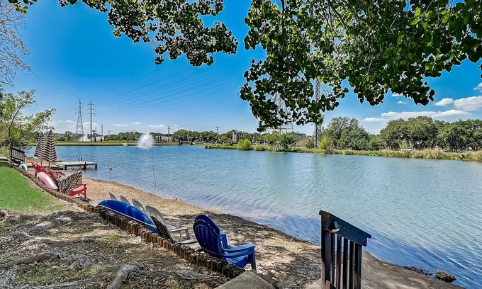 Horseshoe Bay Condominio | Dog-friendly water view condo with inviting porch, AC, W/D, & modern charm