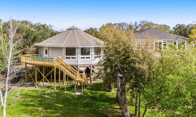 Gulf Breeze Casa | Dog-friendly, waterfront round retreat with large lawn and central AC