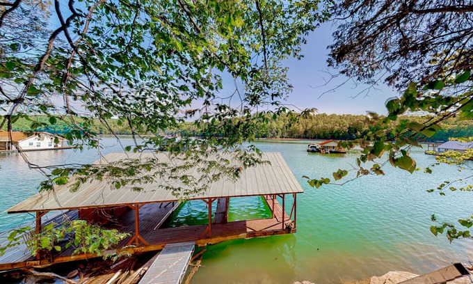 Flat Hollow Marina Cabina | Dog-friendly waterfront home with a firepit, grill, deck, board games, & dock