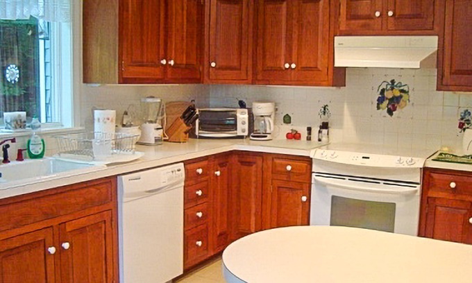 Alton Casa | Dog-friendly waterfront home with a washer/dryer, volleyball court, deck & grill