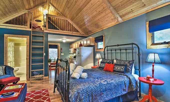 Weaverville Cabina | Dog-Friendly Weaverville Cabin Hot Tub & Fireplace