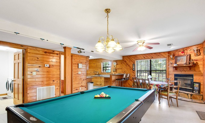 Mid America Otro | Dog-friendly working farmhouse on 63 acres with mountain view, game room & grill