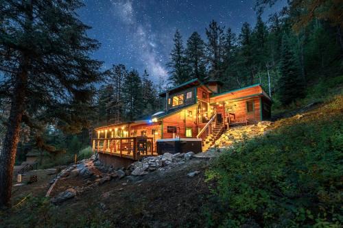 Jamestown Casa | Dog Friendly, Year Round, Creekside Cabin, Hot Tub, 6 Acres