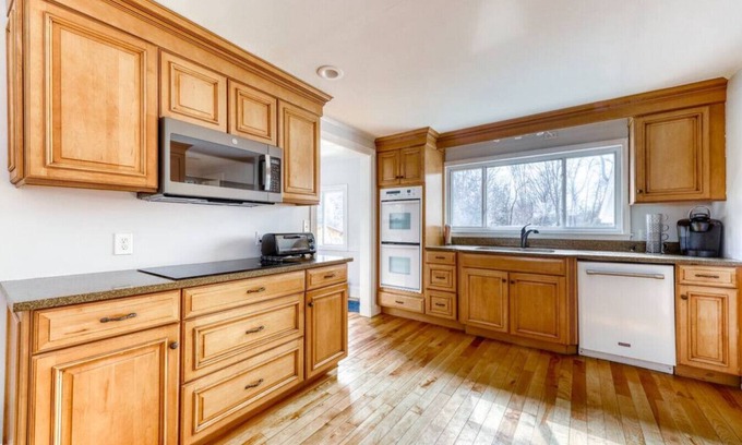 Kennebunk Casa | Dog Heaven! Fenced Yard in Downtown Kennebunk!