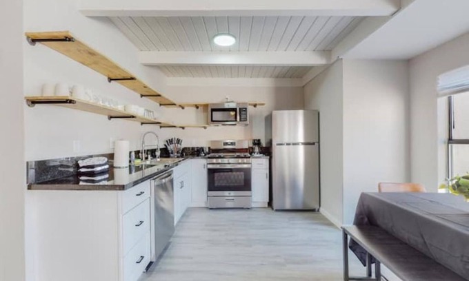 Pueblo Alto Apartamento | ⟫ Dog Run & Courtyard 2 Bedroom Apt w/King Bed W&D