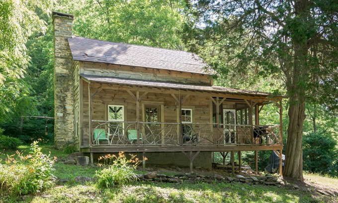 Marshall Cabina | Doggett Cabin | Rustic Log Retreat, Fire Pit, Pond & Trails (BYO Linens)
