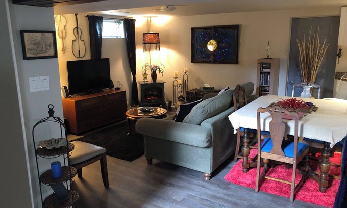 Township of Woolwich Apartamento | Doggy heaven. Large fenced yard , beautiful gardens, guest patio and firepit.