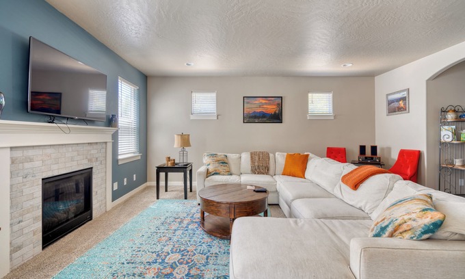 Mountain View District Casa | DogOk. Large Retreat, 3 King Beds. Fire pit