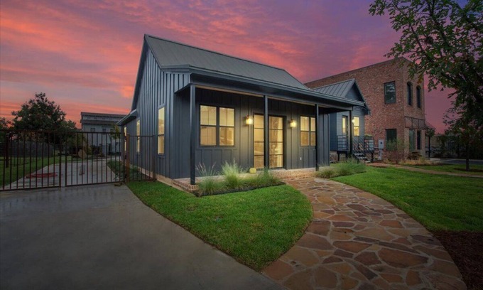 Brazos Casa | Dogtrot Hotel Suite A- Walking Distance from Magnolia Market.