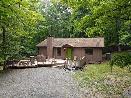 Berkeley Springs Chalet De Esquí | Dogwood Knoll - Wifi, Pool Access, Deck, Fireplace, Deck, Family Friendly, Hiking, Games, Screen Porch, King Bed