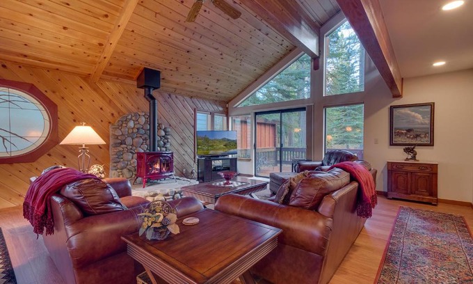Truckee Casa | Dogwood Place by Tahoe Getaways - 3BR Pet-Friendly Tahoe Donner Home w Hot Tub, Pool Table, Wood Fireplace & HOA Amenities