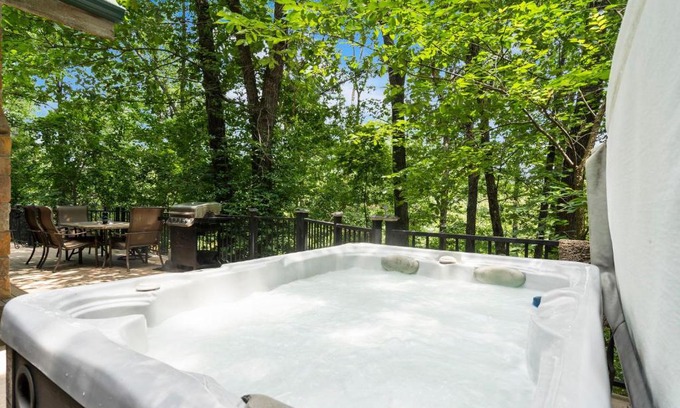 Branson Cedars Casa | Dogwood Tree Cabin