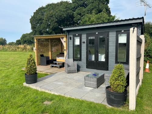 Rhuddlan Otro | Dolafon farm luxury glamping cabin with hot tub