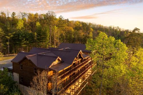Caton Casa | Dolly's Lodge by AvantStay Sleeps 28 - Luxe Smokies Cabin Game Room Hot Tub Views Near Attractions