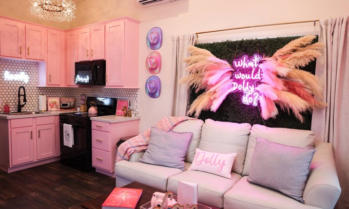 Dover Casa | Dolly's Place 6260 S