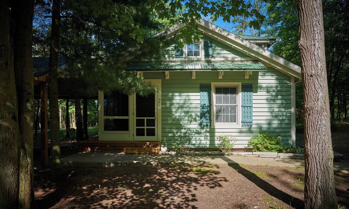 Fennville Casa | Dollybrook 2: Community pool, close to wineries, large groups welcome