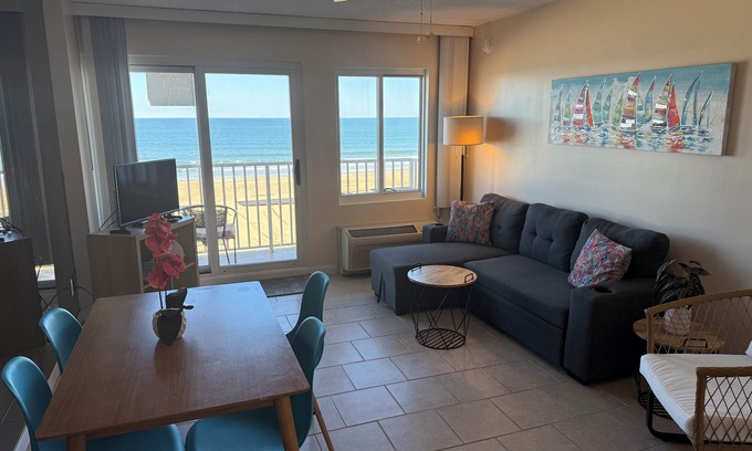 Dam Neck Apartamento | Dolphin Beach condo with indoor pool, ocean views, steps to the beach