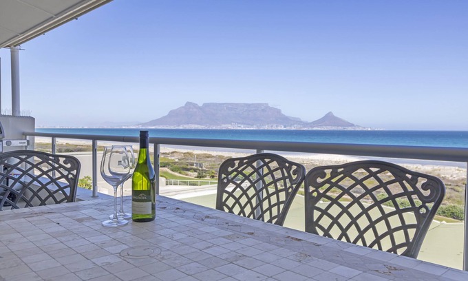 Lagoon Beach Apartamento | Dolphin Beach H205, Blouberg by HMH