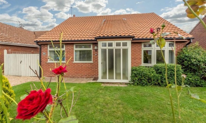 Burnham Market Casa | Cómodo bungalow con soleado invernadero es un fantástico bolthole para parejas