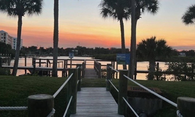 New Smyrna Beach Cabaña | Dolphin Cove Cottage -2/2 & Pet Friendly!