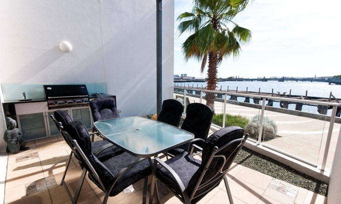 New Port Casa | Dolphin Cove - Waterfront, Pool, Gym, Free Parking