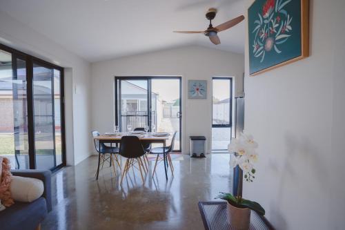Aldinga Beach Casa | Dolphin Guesthouse