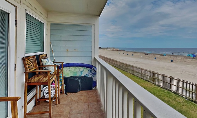 Galveston Condominio | Dolphin Lair | Oceanfront + Pool