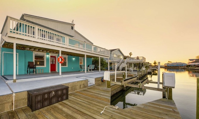 City-by-the Sea Casa | Dolphin Paradise | Pet Friendly + Water Views