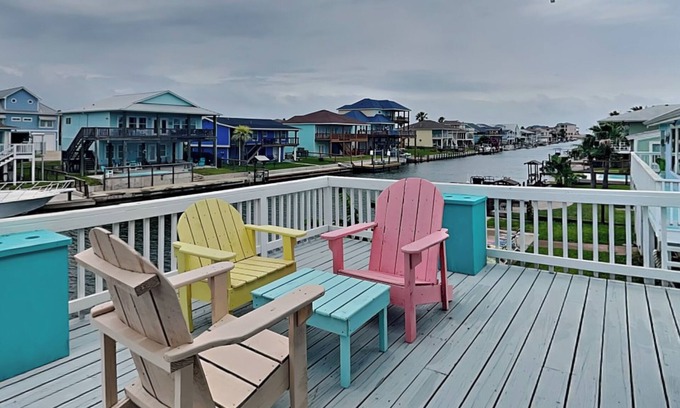 City-by-the Sea Casa | Dolphin Paradise | Bayfront + Pet Friendly
