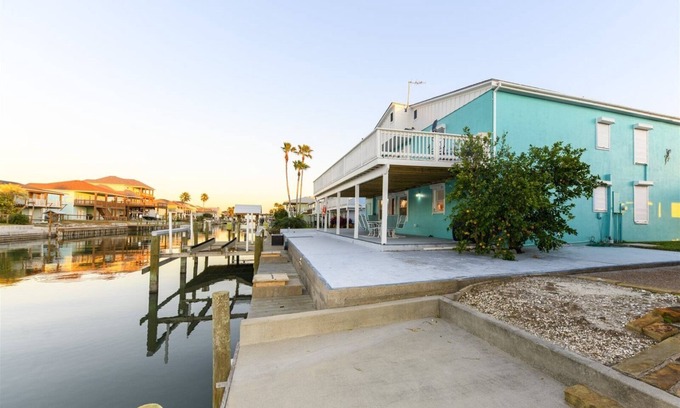 City-by-the Sea Casa | Dolphin Paradise