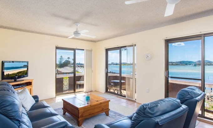 Tuncurry Apartamento | Dolphin Place 05 over looking Sparkling Wallis Lake