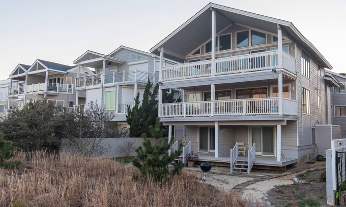 Northeast Virginia Beach Casa | Dolphin's Den - Oceanfront - North End VB