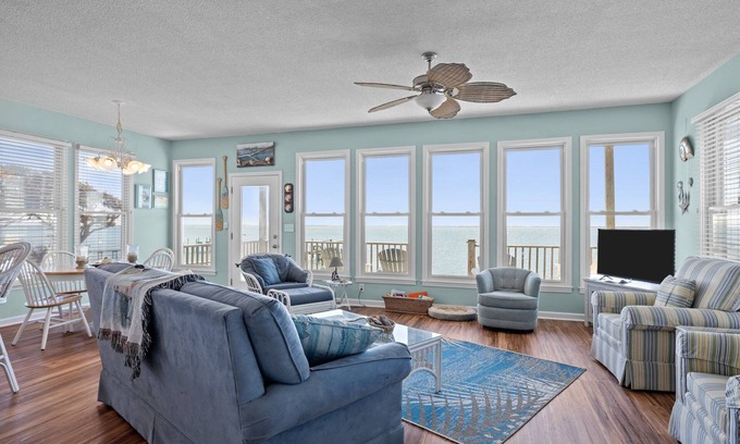 Harkers Island Casa | Dolphin Watch-Pet Friendly/Sound Front Home