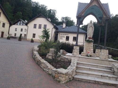 Czerna Casa | Dom Pielgrzyma KARMEL