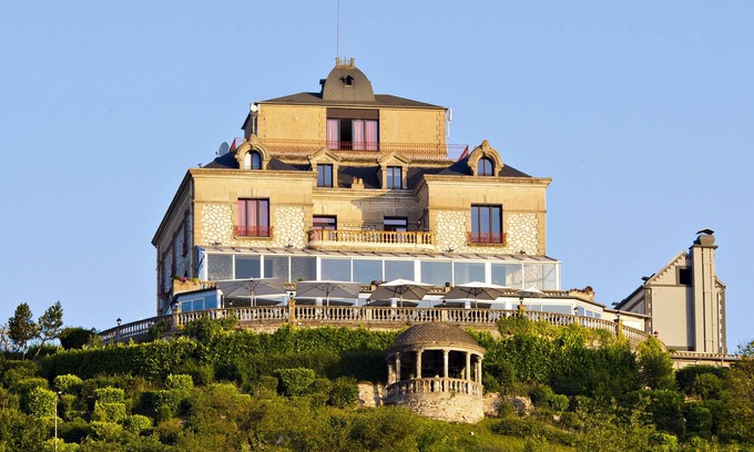 Rolleboise Hotel | Domaine de la Corniche
