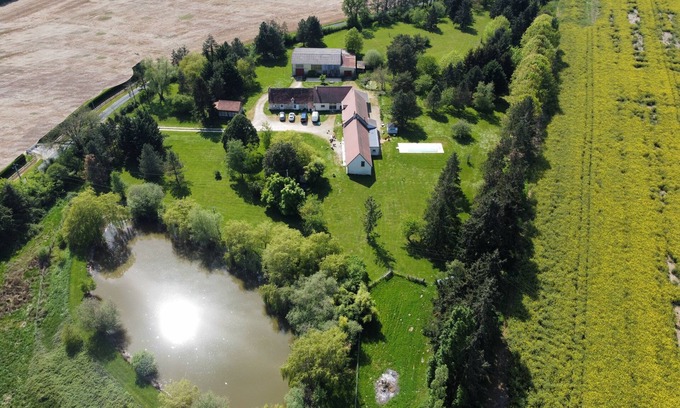 Saint-Medard Casa | Domaine de Saint Marc. Grande longère au bord de son étang au milieu des champs