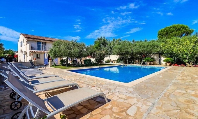 Beaucaire Apartamento | Domaine des Oliviers-Apartment for 4 to 6 people with swimming pool