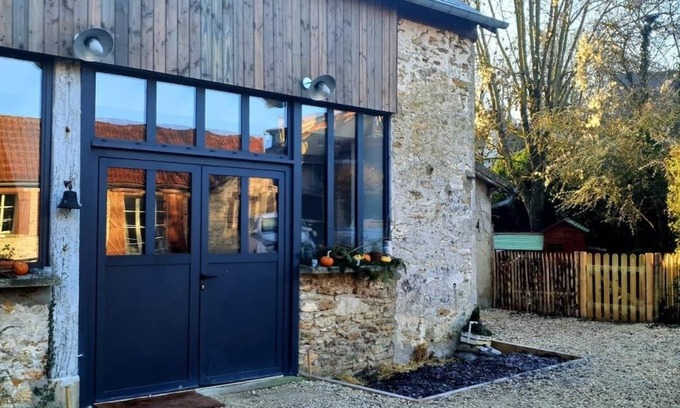Droue-sur-Drouette Casa | Domaine ds Pousses in the heart of1 country village
