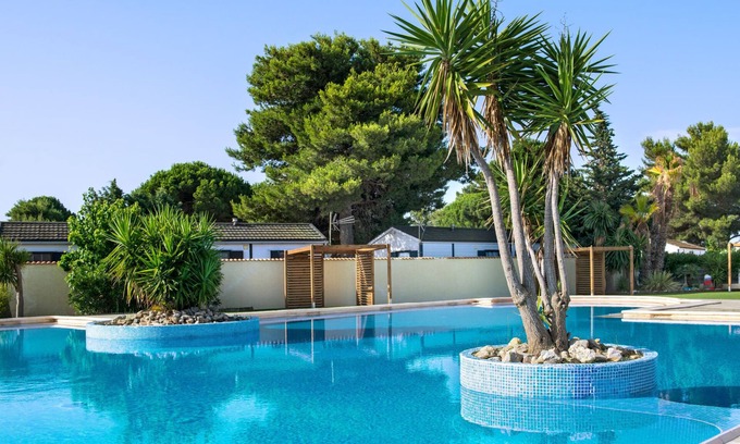 Les Cabanes de Fleury Casa | Domaine Les Mûriers by Interhome