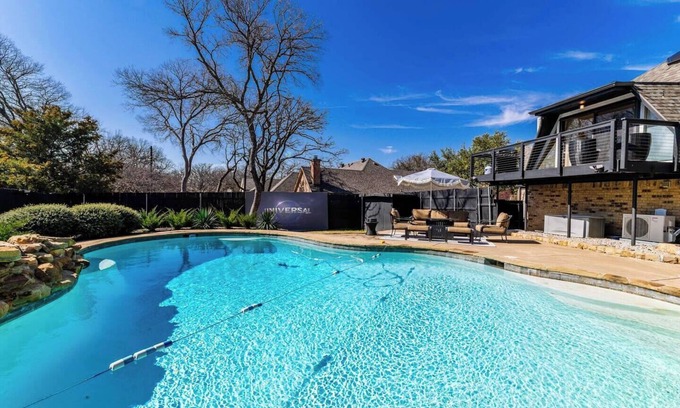 Bedford Apartamento | Dome Manor - 2 Game Rooms, Hot tub & Pool!