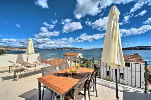 Seget Donji Apartamento | Domenico - 50 m from the sea