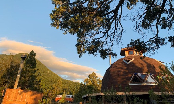 Melipeuco Chalet De Esquí | Domo Conguillio Conecta con tu energía sagrada junto al Salto Truful Truful con una vista majestuosa que podrás disfrutar en una tinaja Una experiencia que alineará tu espíritu y tu energía interior Vívelo