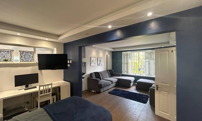 Streatham Hill Casa | Don't wake me up. South London. Sleeps 20+