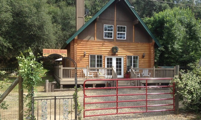 Three Rivers Cabina | Donna Doll House ubicado 4. 5 millas desde el Parque Nacional Sequoia.