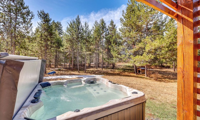 Fir Grove Estates Cabina | Donnelly Cabin w/ Hot Tub < 1 Mi to Boulder Creek!