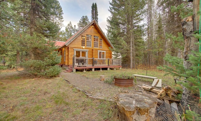Wagon Wheel Cabina | Donnelly Cabin w/ Private Deck: Near Lake Cascade!